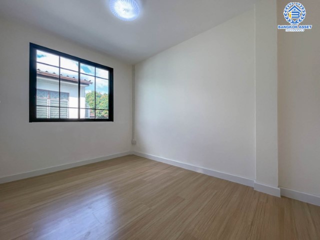 *****ทาวน์เฮ้าส์มือสองย่านนนทบุรี ม.ซอยเรวดี57 ติวานนท์ บนเนื้อที่ 17 ตร.ว. ฟังก์ชัน 3 ห้องนอน 2 ห้องน้ำ 1 ที่จอดรถ บ้านรีโนเวทใหม่ สภาพนางฟ้า พร้อมอยู่ เพียง 5 นาทีก็ถึงรถไฟฟ้าสายสีม่วง "สถานีบางกระสอ" ใกล้ทางด่วน "งามวงศ์วาน" จองด่วน!